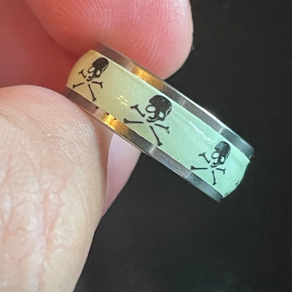 Glow in the dark skull ring - Picture 8 of 10